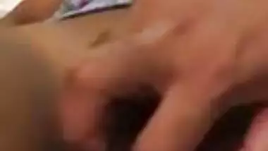 Desi aunty gets her pussy fingered and moans