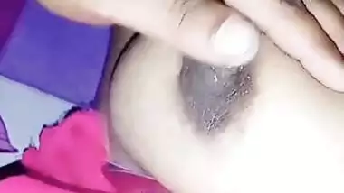 Desi bhabi show her boob nipple