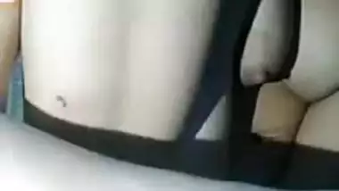 Kinky MMS video of sexy Desi slut sticking veggies into her XXX cunt