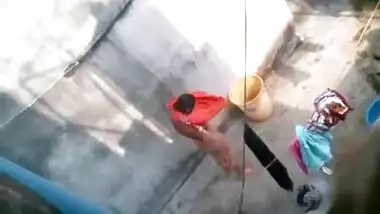 Desi aunty bathing caught by neighbour