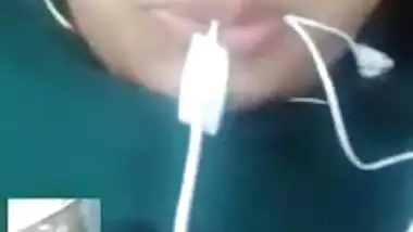 Beautiful Sexy Married Bhabi Showing Her Bigboobies And Pussy On VideoCall