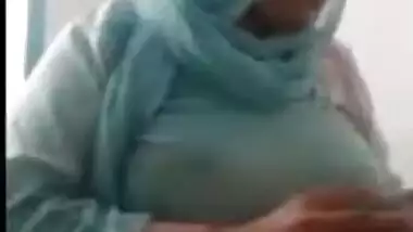 HUGE BOOBS AUNTY LIVE TEASING FANS