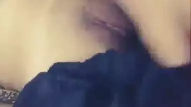 Mumbai horny girl showing big boobs and fingers