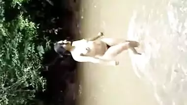 Desi nude girl taking a bath in the river