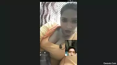 Desi aunty clevage show