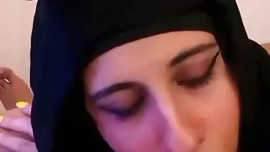 Hijabi Dhaka babe sucks boss’s dick in Bangladeshi sex video