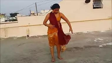 Sexy bhabhi wearing saree