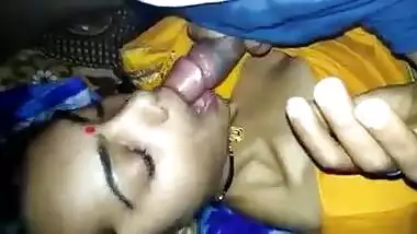Desi bhabhi in saree sucking dick blowjob dick love