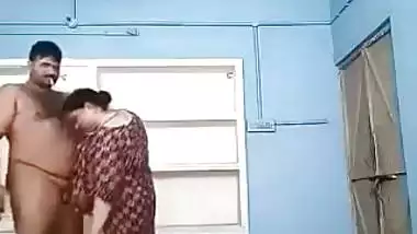 MMS video of mature Bhabhi having XXX affair with fat Desi neighbor