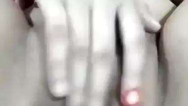 Brunette Indian XXX whore fucks herself MMS style for Desi watchers