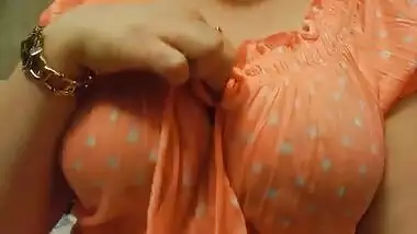 Chubby Indian aunty flaunting her huge boobs