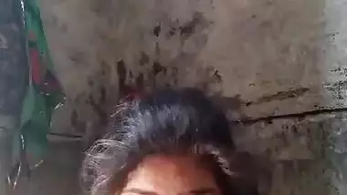 Desi Village Bhabhi Showing Her Nude Body