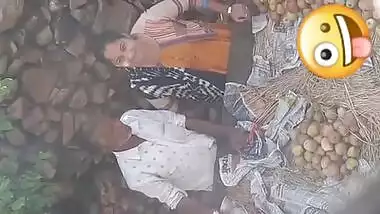 Aunty Giving handjob to apple street seller