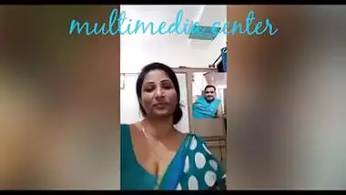 Hot Desi aunty saree navel show