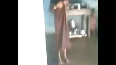 Sexy Tamil Wife Exposing Boobs