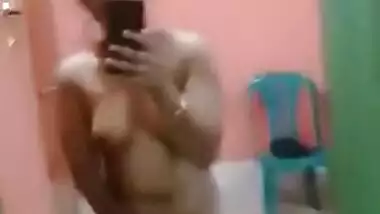 Amateur Desi gal takes off sari to show all her perky XXX assets