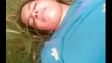 Sexy aunty’s outdoor village sex MMS