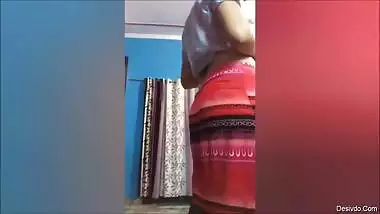 Hot desi aunty getting ready