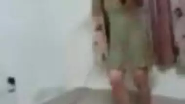 SEXY GIRL DANCING IN HER ROOM.mp40