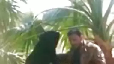 Indian muslim girl doing handjob to her Boyfriend in a park