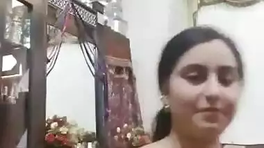 Beautiful Pakistani girl striptease nude selfie MMS