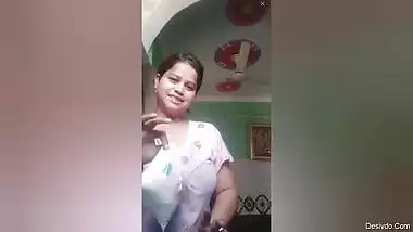 Bhabhi with huge melons talking to dewar