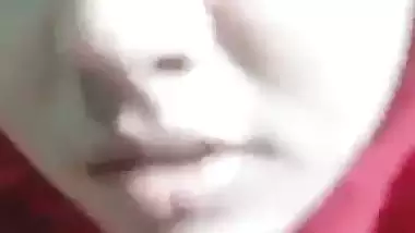 Hijab girl opens bra and round boobs show on cam