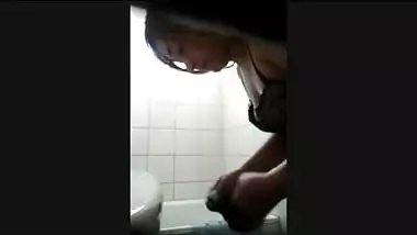 Pakistani married aunty hidden can shower