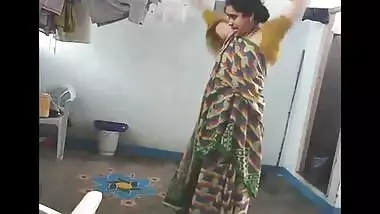 Desi village bhabi sexy boobs after bath