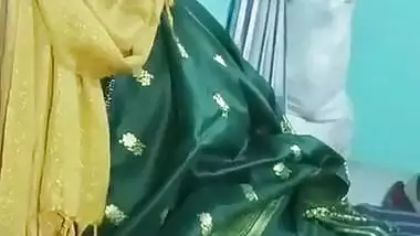 Muslim lady gives a desi blowjob to her lover