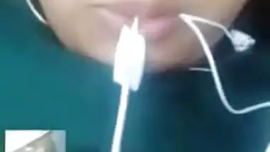 Hot look Desi Clg Girl Showing her Boobs on Video Call New Leaked Mms