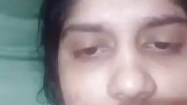 Cute Desi girl Shows Her Boobs