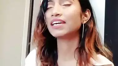 Sexy desi babe singing showing her hot clevage