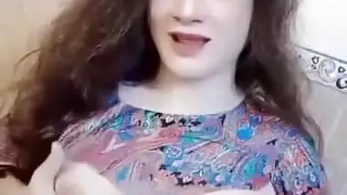 Sexy Desi girl Shows Her Boobs