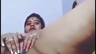 Indian bhabi fing her hot puussy and make video
