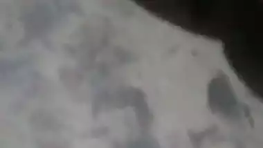 Indiazinha rebolando no consolo, com todo respeito mas é um rabetão ️ adoro fuder ela