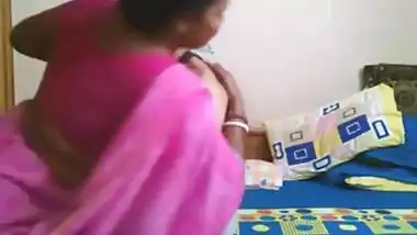 Desi hot mature maid sucking dick of her house owner