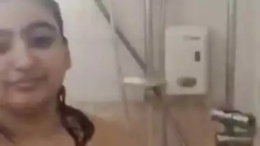 Cute Girl Record Her bath