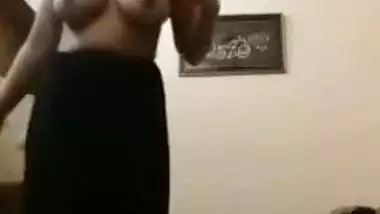 Sexy Desi Girl Shows her Boobs