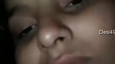 Desi girl exposes her erogenous XXX zones under the blanket in sex video