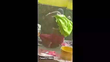 Desi village bhabhi outdoor bathing secretly record