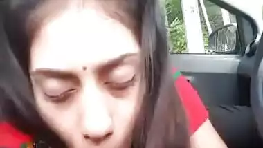 Desi girl sucking lover cock in car