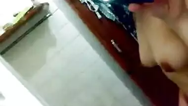 Quarantine makes the Desi girl stay at home so she films porn video