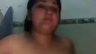 Lahore milf’s boob pressing Pakistani porn video