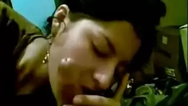 Indian porn video of gorgeous bhabhi sucking lover’s dick on cam