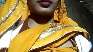 Bhabi Showing boobs