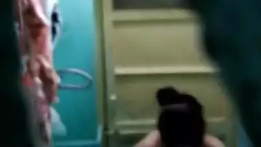 Bhabhi spied in bathroom video