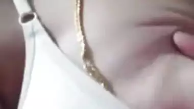 Cheating Indian wife demonstrates nipples to a stranger admirer