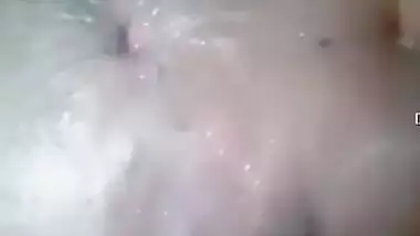 Camera makes the Desi forget about bathing and film XXX video