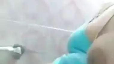 Sexy kerala chechi masturbation in bathroom